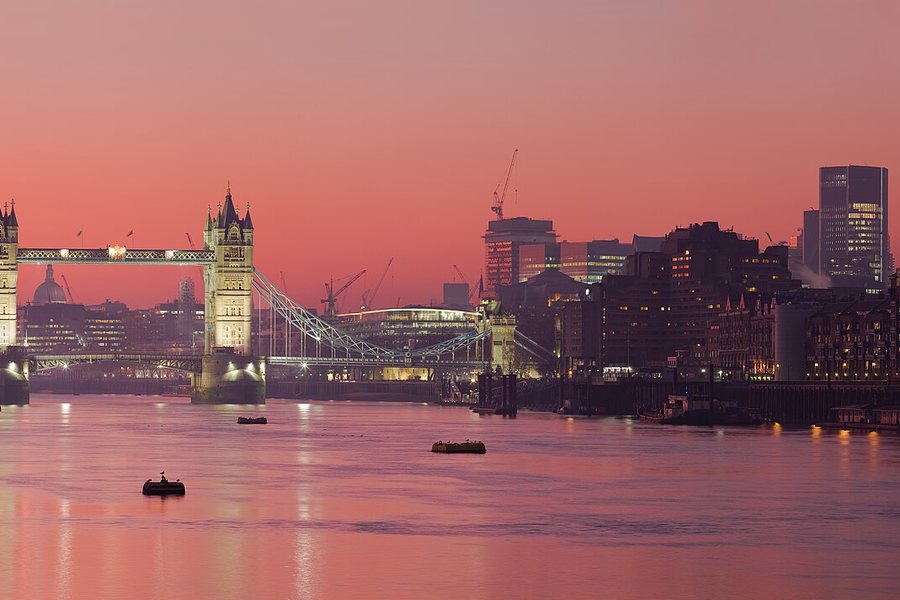 Tower Bridge et la skyline de Londres au coucher du soleil